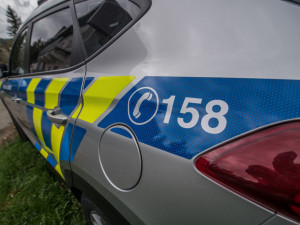 Neznámý pachatel zapálil v lese černé BMW. Policie hledá svědky