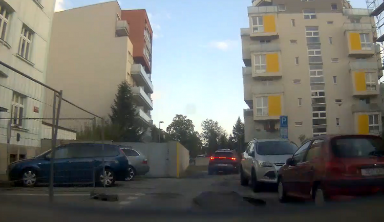 VIDEO: Muž ujížděl ulicemi Českých Budějovic. Policie hledá svědky