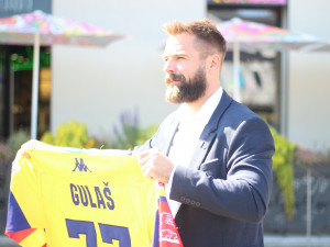 Milan Gulaš představující nové dresy.