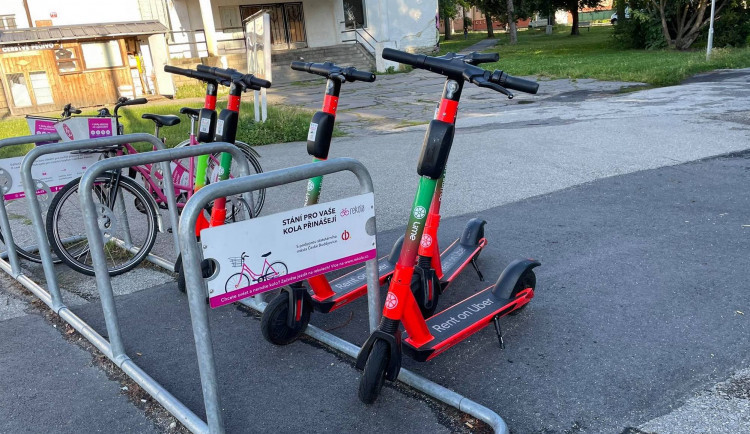 Silnější elektrokoloběžky se považují za motorové vozidlo, varují strážníci