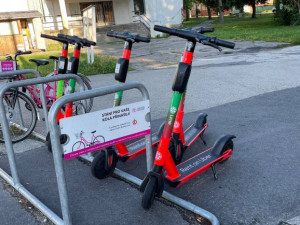 Silnější elektrokoloběžky se považují za motorové vozidlo, varují strážníci