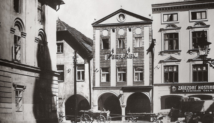 Firma F. Beránek, výroba a výčep lihovin v  Kněžské po roce 1930.