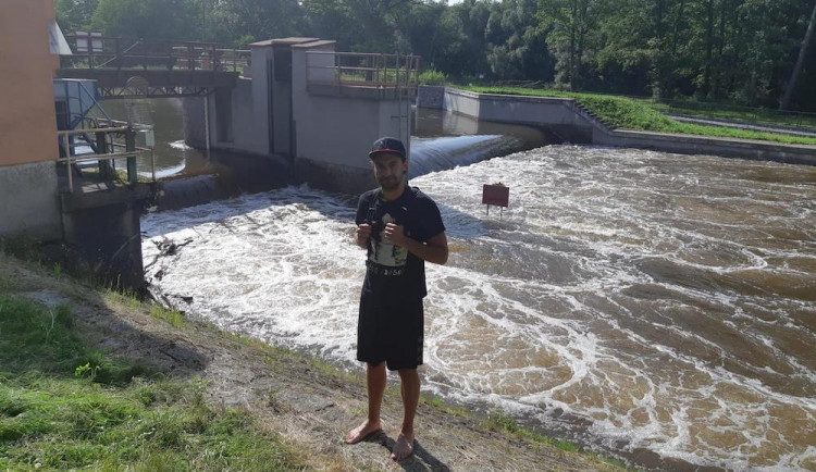 Policista skočil do vody a vytáhl topícího se muže