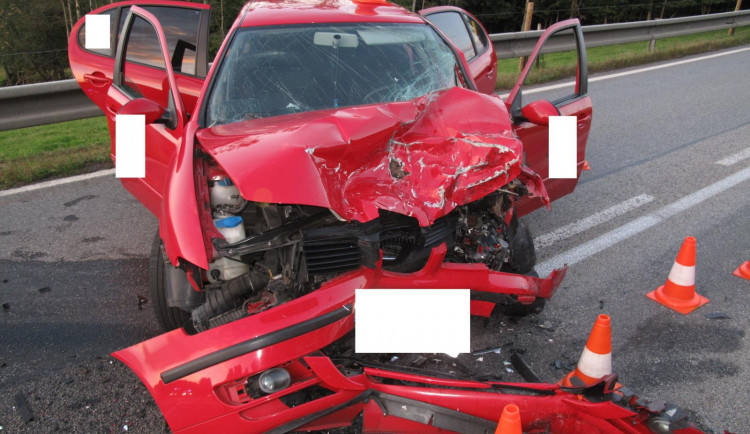 Při nehodě se zranili tři lidé.