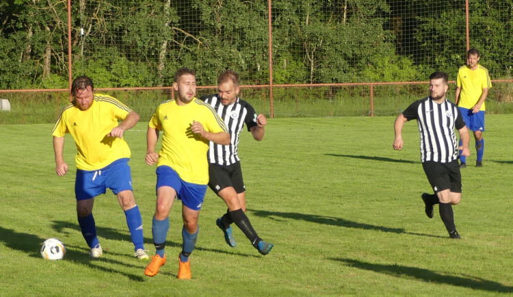 Fotografie z utkání Dívčic (ve žlutém) proti N. Hodějovicím.