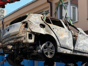 Auto, které pachatel zapálil v lese nedaleko Protivína. Zdroj: Policie ČR