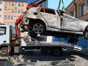 Auto, které pachatel zapálil v lese nedaleko Protivína. Zdroj Policie ČR