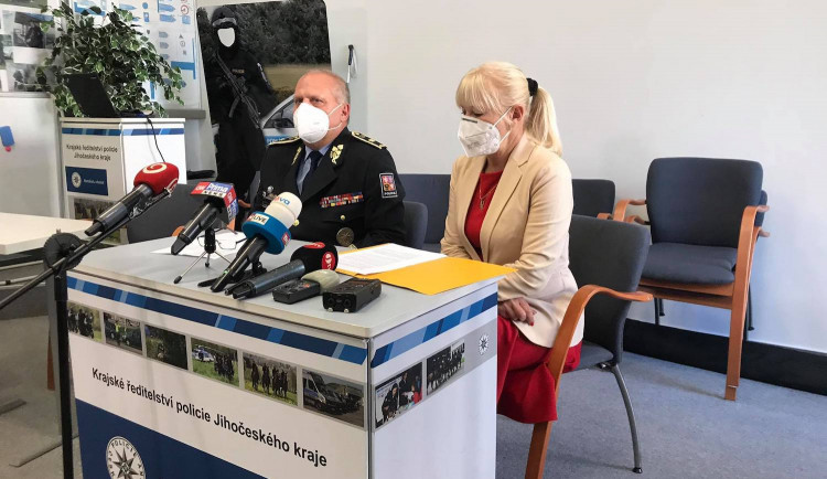 Policie zveřejnila podrobnosti k vraždě nedaleko Protivína. Na fotce je šéf jihočeské policie Luděk Procházka a vyšetřovatelka Renata Miková. Autor: Jakub Bartoš