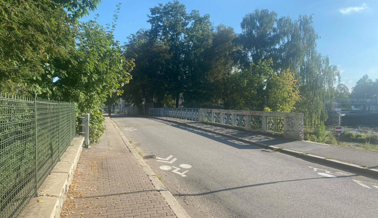 Most se nachází u Jiráskova jezu nedaleko Sokolského ostrova.