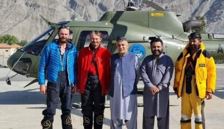 Dva čeští horolezci jsou zachráněni. Pákistánský vrtulník je ráno převezl do bezpečí