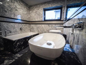 Kámen je skvělý interiérový prvek a jeho obliba roste. Od příštího roku však výrazně zdraží, varuje jihočeské kamenictví