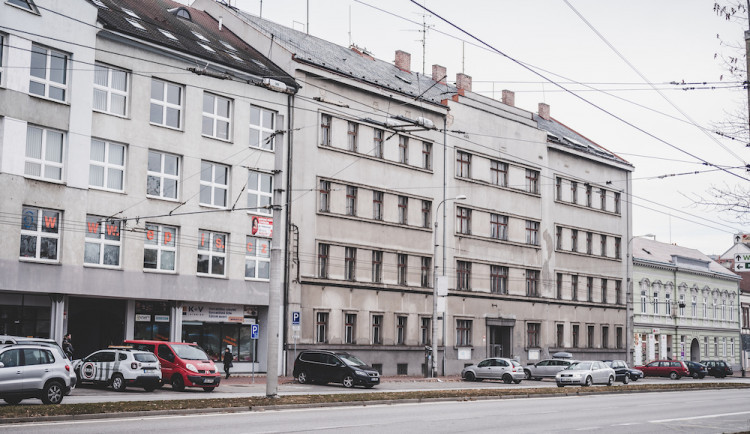 Dům, kde sídlila policie, stojí na Pražské třídě.