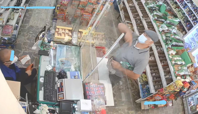 Policie pátrá po muži, který se pohyboval 4. září v prodejně smíšeného zboží v Jílovicích na Českobudějovicku