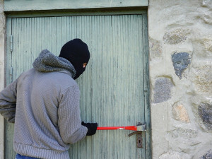 Zloděj vykradl dům rodině, když byla na dovolené. Odnesl si šperky i zbraň