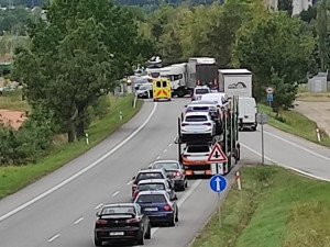 Hlavní tah na Krumlov uzavřela hromadná nehoda kamionu a několik osobních aut