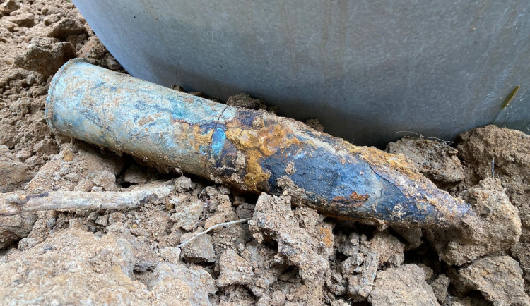 Během práce na dálnici D3 objevil pracovník dělostřelecké granáty