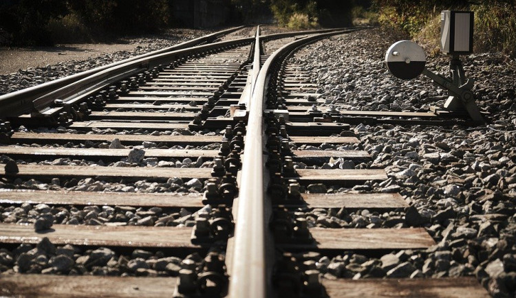 Tragická srážka vlaku s člověkem omezil dopravu mezi Č. Budějovicemi a Plzní