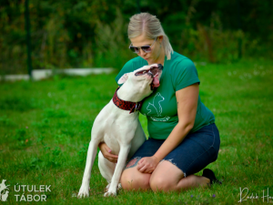 Mladá fenka argentinské dogy hledá nový domov. Nechbet miluje mazlení a chce poznávat svět