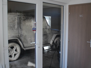 Ruční mytí vozidel je všestranná služba, mnohem detailnější než mytí v kartáčové lince, říká majitel detailingového mycího centra