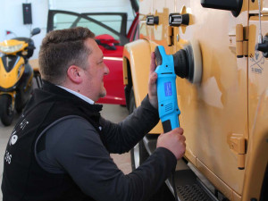 Ruční mytí vozidel je všestranná služba, mnohem detailnější než mytí v kartáčové lince, říká majitel detailingového mycího centra