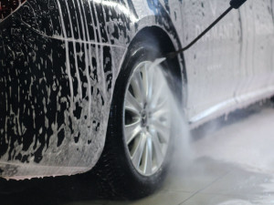 Ruční mytí vozidel je všestranná služba, mnohem detailnější než mytí v kartáčové lince, říká majitel detailingového mycího centra