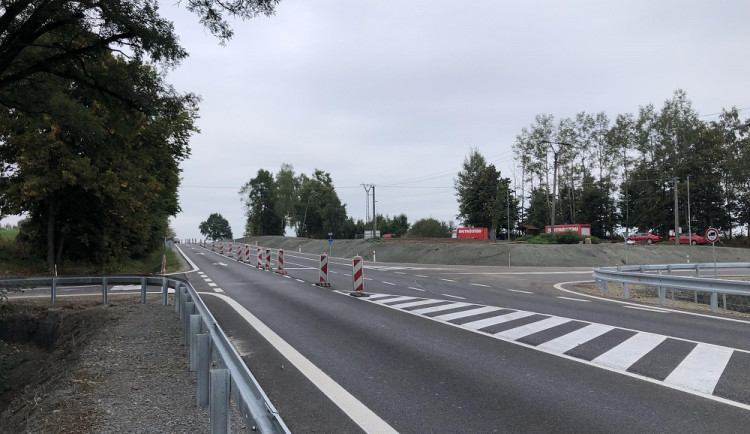 Křižovatka se nachází u Velešína na hlavním tahu z Českých Budějovic na Rakousko.