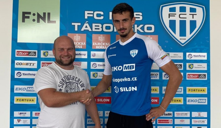 Ředitel klubu FC MAS Táborsko Josef Holub a nová posila Semen Lazarchik.