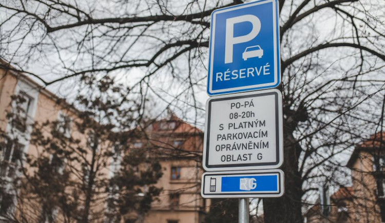 O parkovací oprávnění v nových zónách mohou lidé žádat od pondělí. Ostrý start přijde v novém roce