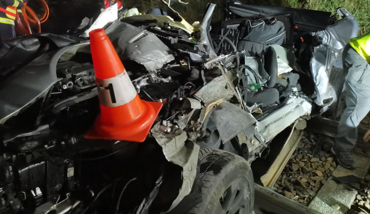 Řidič osobního auta nepřežil srážku s vlakem u Hluboké nad Vltavou