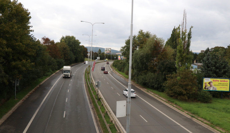 V brněnské Hradecké ulici ve směru na Svitavy se řidičům uzavřel jízdní pruh