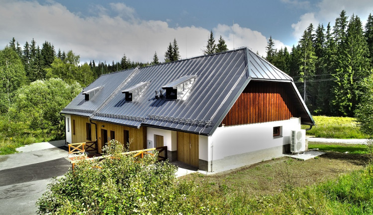 Lesní dílna se nachází v objektu ve Stožci na Prachaticku.