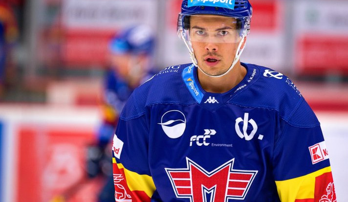 Kanadský obránce Stuart Percy.