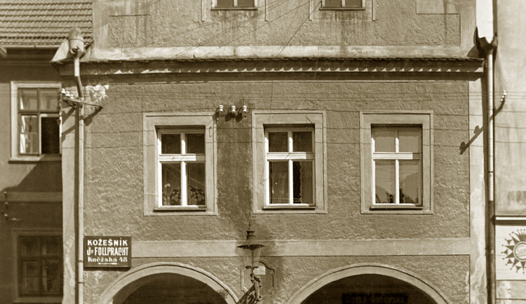 Barokní dům se starším jádrem v Kněžské 28 po roce 1930.