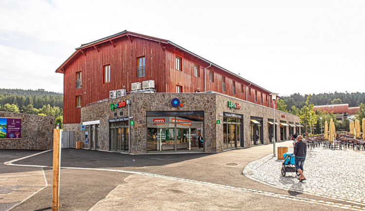 V Lipně nad Vltavou vzniklo nové náměstí se službami.