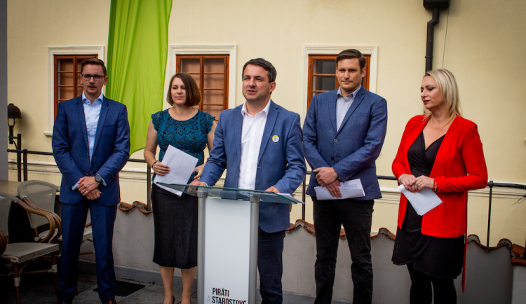 Piráti a Starostové chtějí vrátit naší zemi budoucnost