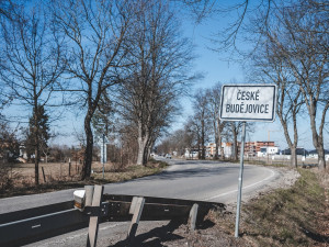 Náročné dny pro řidiče v Budějovicích. Příjezd do města zkomplikují omezení