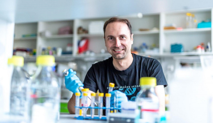 Virolog Daniel Růžek z Biologického centra AV ČR.