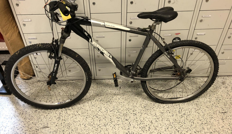 Policise chytila zloděje, který ukradl z náměstí kolo. Teď hledá jeho majitele