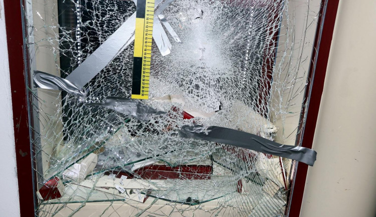 Zloděj zničil výlohu a odnesl si šperky za desítky tisíc korun.