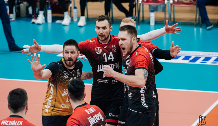 Filip Stoilovič (číslo 14)se raduje se spoluhráči.