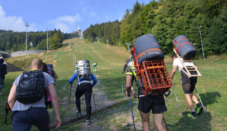 Čtyři sta metrů převýšení se zátěží na zádech. Vyneste si sud na Ještěd