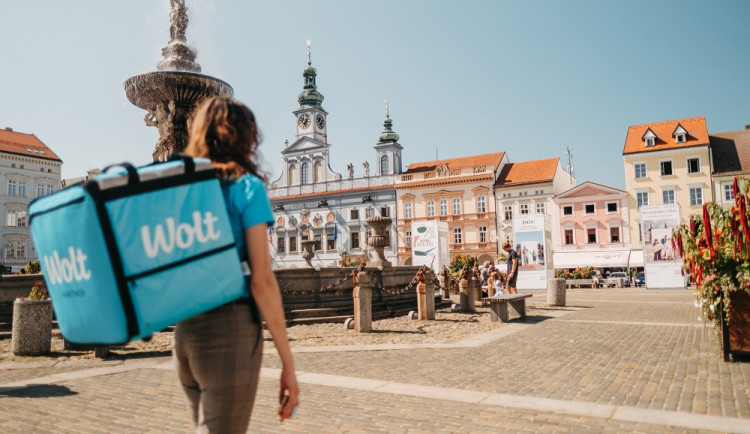 Wolt dnes začal rozvážet v Budějcích. První dva týdny uživatele potěší dopravou zdarma