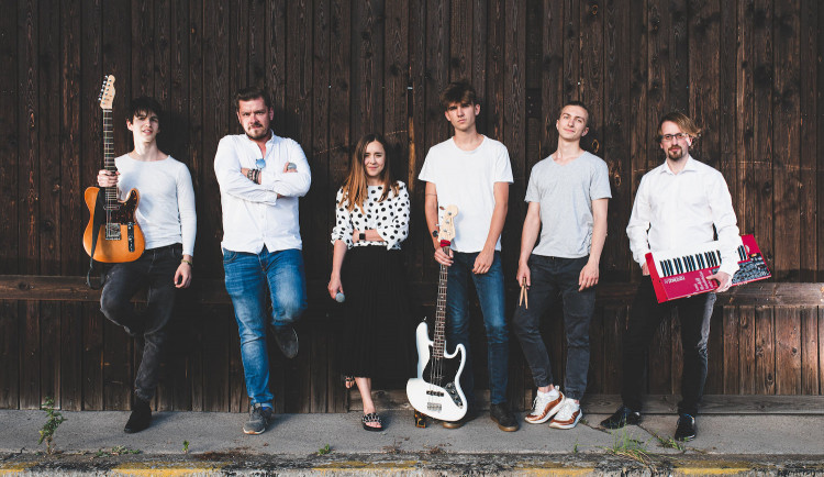 Jsme tak trochu pankáči. Hrajeme klasické evergreeny, neodpustíme si ale Duu Lipu nebo Billie Eilish, říká Magda Smolková z Couple of Sounds