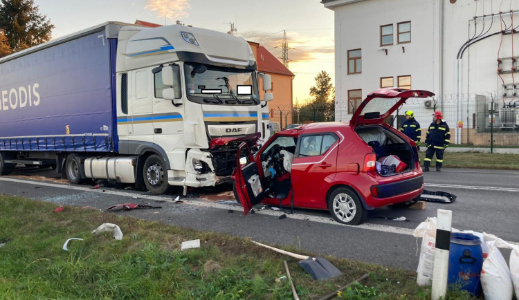 Při tragické nehodě na Písecku zemřeli dva lidé. Silnice je uzavřena