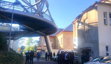 V liberecké nemocnici zasahují policisté. Ozbrojený útok i střelba jsou součástí cvičení
