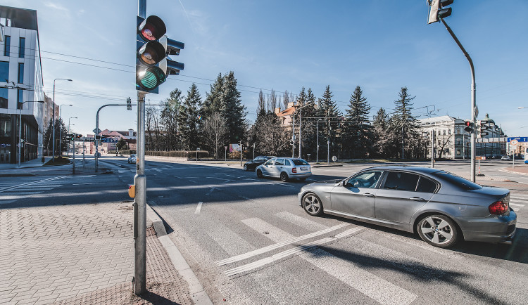 Jak zvýšit průjezdnost křižovatek ve městě? Pomoct má speciální řídící centrum