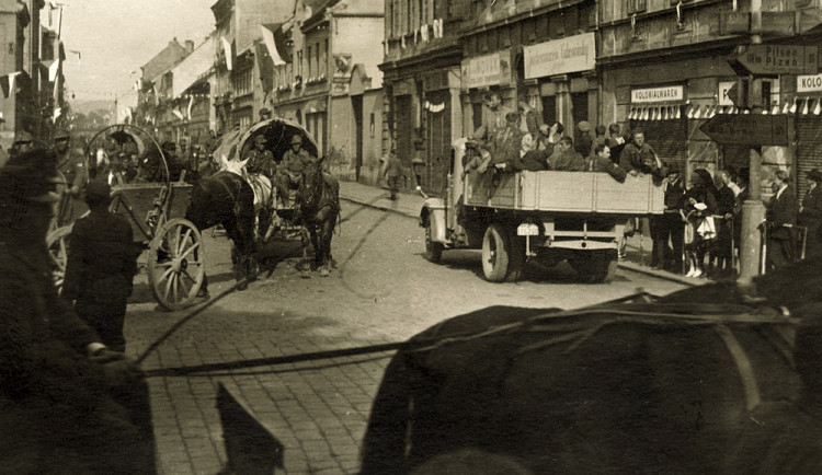 Dopravní situace odpoledne na Rudolfovské dne 9. května 1945.