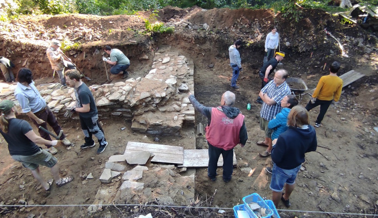 Karlův Hrádek je originální učebnicí i učebnou pro experty, studenty archeologie i milovníky historie