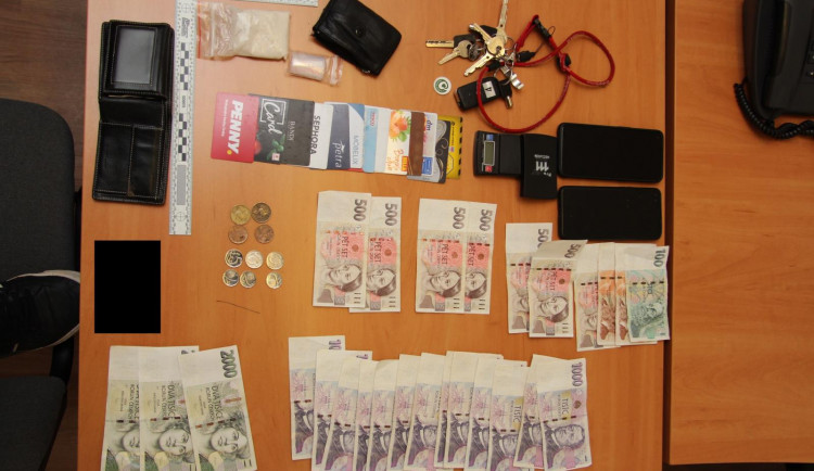 Policie zadržela dva dealery pervitinu. Měli u sebe drogy za 870 tisíc korun