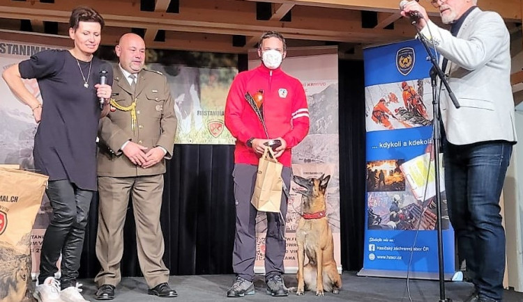 Za záchranu ženy dostala fenka Engima se svým psovodem ocenění Statečné psí srdce